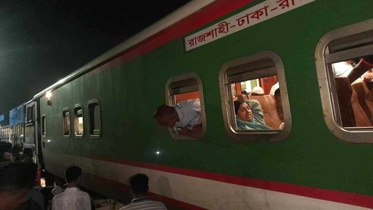 জয়দেবপুরে পদ্মা এক্সপ্রেস লাইনচ্যুত, রেল যোগাযোগ বন্ধ